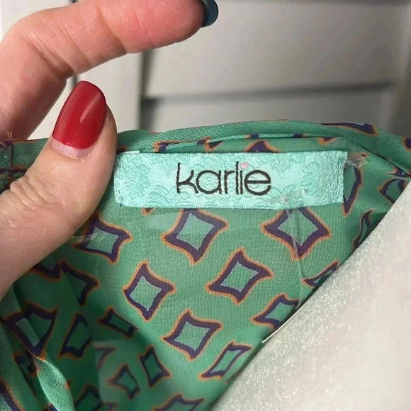 Karlie Scoop Neck Button Back Roll Tab Sleeve Pullover Top Size Large Mint NWT - Picture 2 of 9